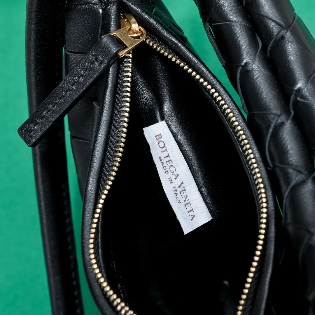 Batch 1460 Bv Shu Qi's same "Gemelli" twin bag, locked in advance, 24 years of hot style💕 Gemelli, which is paired with two half-moon-shaped bags, matched with the brand's iconic intrecciato woven sheepskin, equipped with a detachable tubular handle, which can be used as a clutch bag, on the shoulder or by flipping the small crescent moon as a handle, or as a long shoulder strap🉑️crossbody The dual design has a personalized yet charming attitude, and the eye-catching visual impact brings an elegant and fashionable feeling. It is a bag worth buying💥There are 3 sizes to choose from.  Size: 24.5x19x7, plus long shoulder strap ➕80 Model: 6764